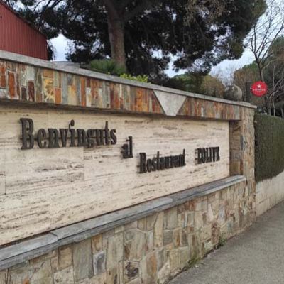 Letrero de bienvenida en el exterior del restaurante