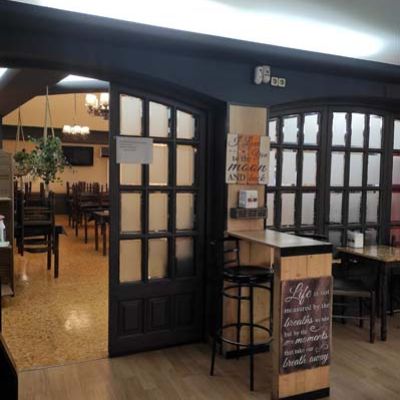 Zona interior de acceso a la zona de comedor