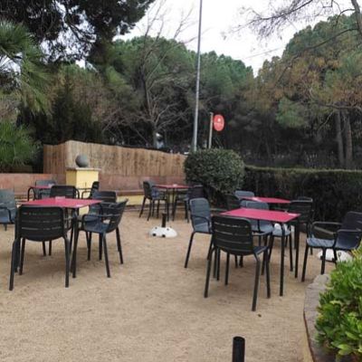 Mesas exteriores de terraza colocadas en el patio del restaurante