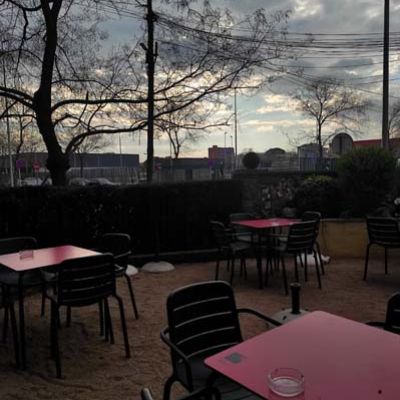 Mesas exteriores de terraza colocadas en el patio del restaurante