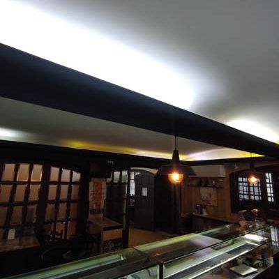 Zona interior de acceso a la zona de comedor con cámaras de frío