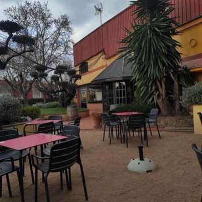 Mesas exteriores de terraza colocadas en el patio del restaurante